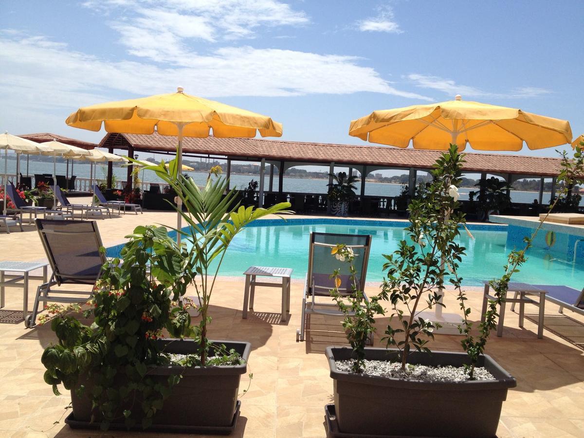 Hotel Le Petit Bateau Conakry Bagian luar foto