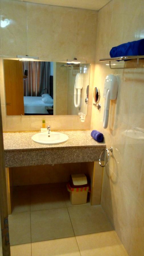 Hotel Le Petit Bateau Conakry Bagian luar foto