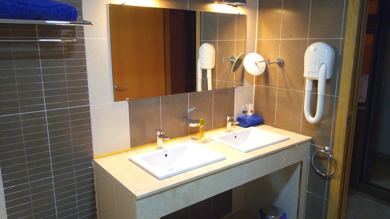 Hotel Le Petit Bateau Conakry Bagian luar foto