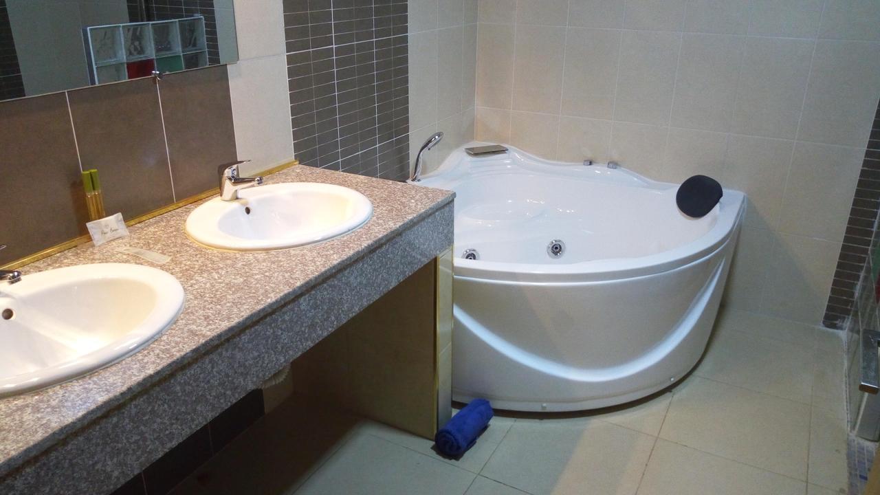 Hotel Le Petit Bateau Conakry Bagian luar foto