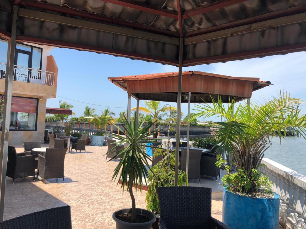 Hotel Le Petit Bateau Conakry Bagian luar foto