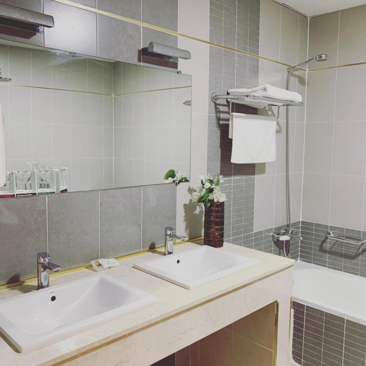 Hotel Le Petit Bateau Conakry Bagian luar foto